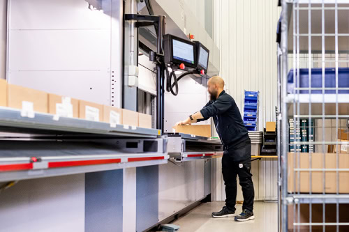 man picking from VLM